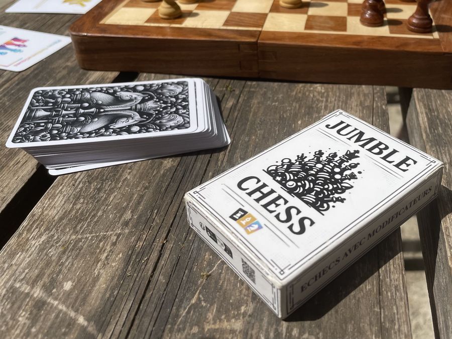 Boîte du jeu de cartes Jumble Chess et dos des cartes